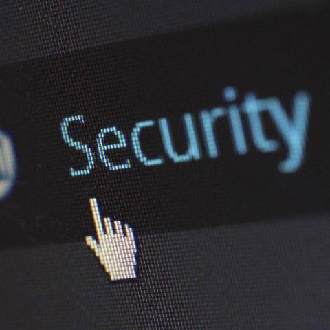 Laptop met antivirussoftware op het scherm