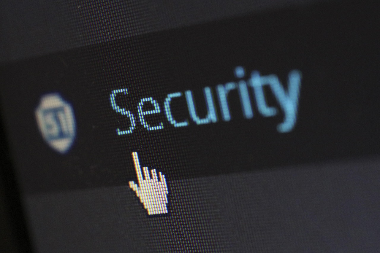 Laptop met antivirussoftware op het scherm