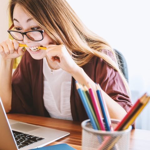 Persoon kijkt gefrustreerd naar laptop zonder internetverbinding