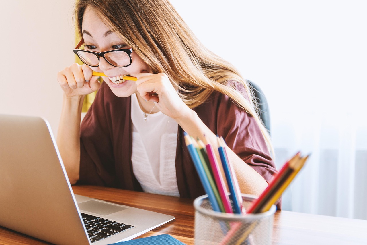 Persoon kijkt gefrustreerd naar laptop zonder internetverbinding
