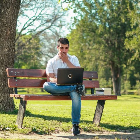 Persoon die aandachtig een verdachte e-mail leest op een laptop