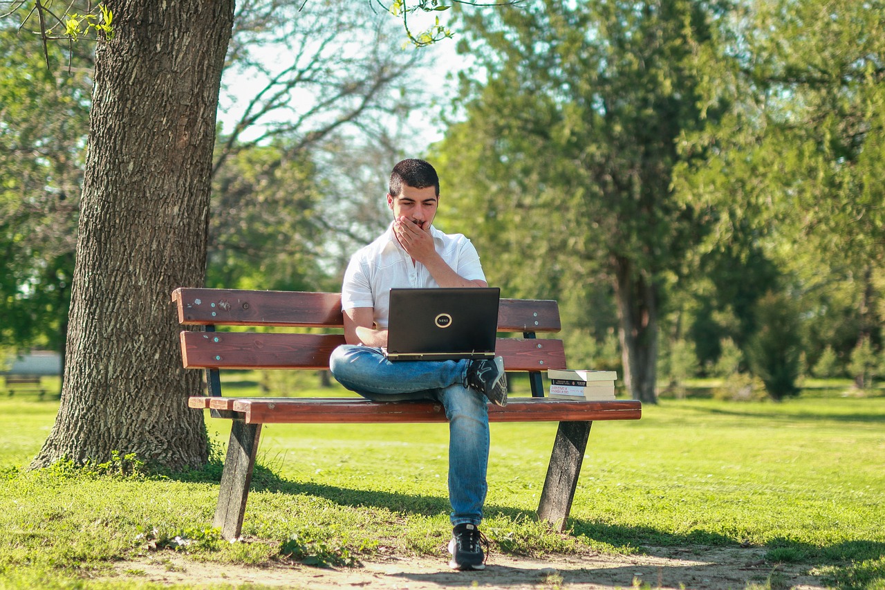 Persoon die aandachtig een verdachte e-mail leest op een laptop