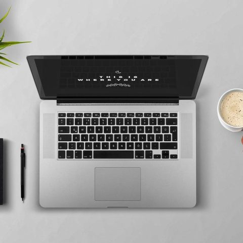 Persoon die inlogt op een laptop met een sterk wachtwoord