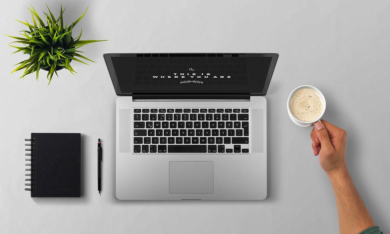 Persoon die inlogt op een laptop met een sterk wachtwoord