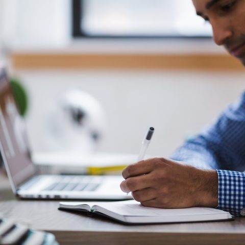 Persoon die cybersecurity studeert achter een laptop