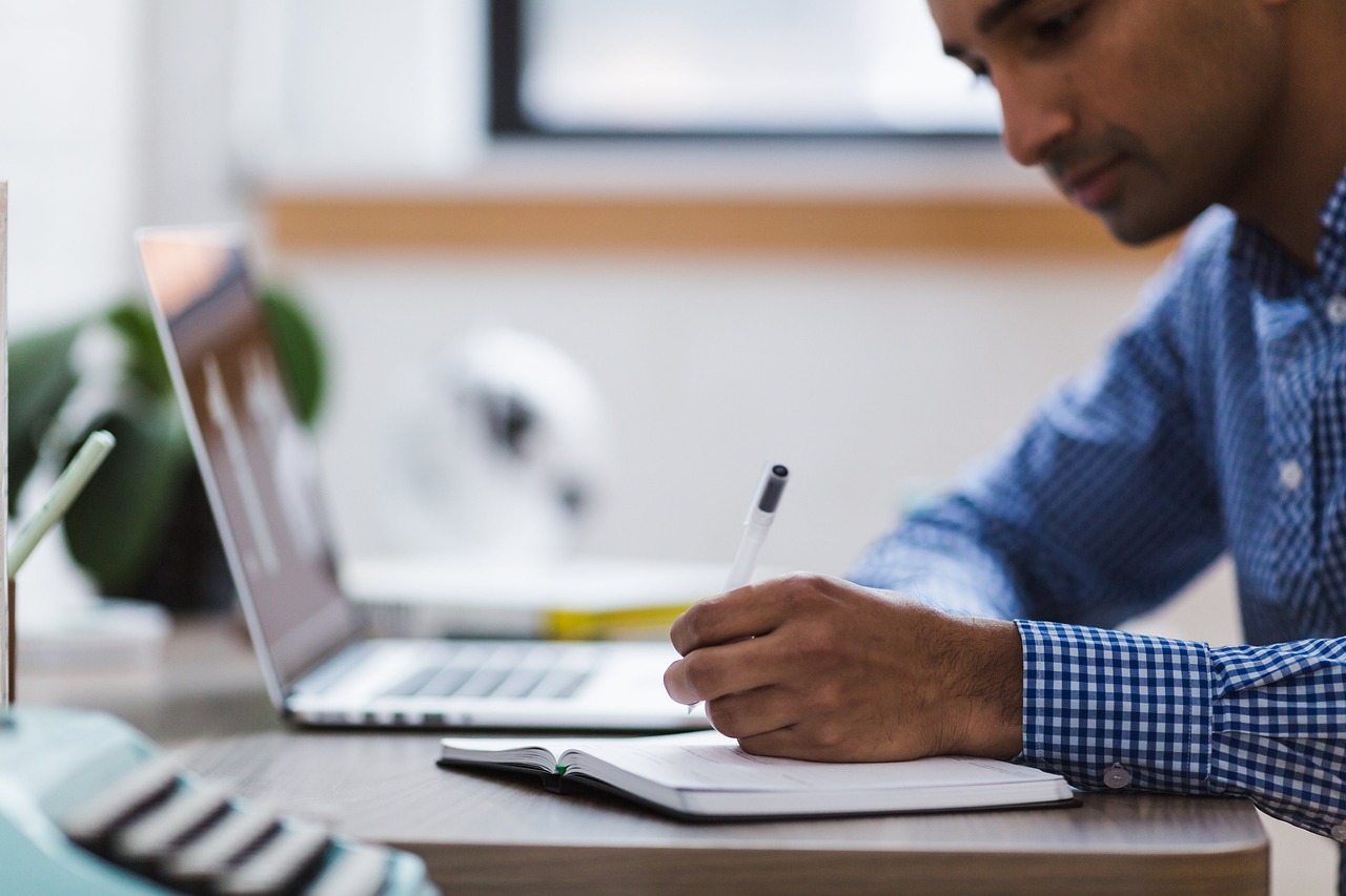Persoon die cybersecurity studeert achter een laptop