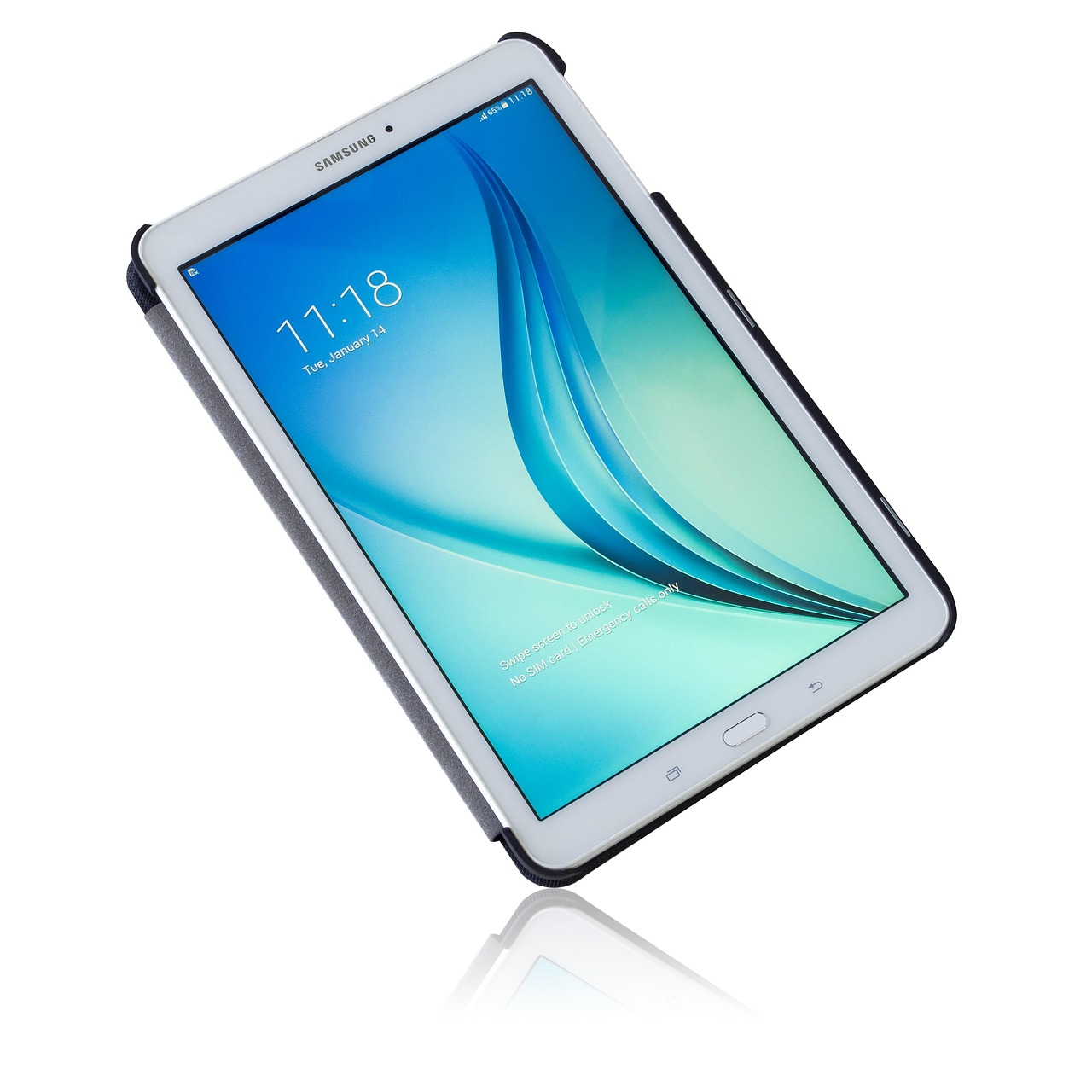 Smartphone liggend op een draadloze oplader op een bureau