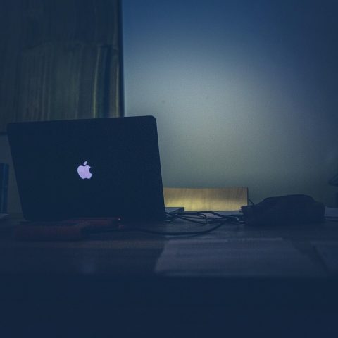 Laptop op een bureau met een softwareinstallatiescherm op het scherm