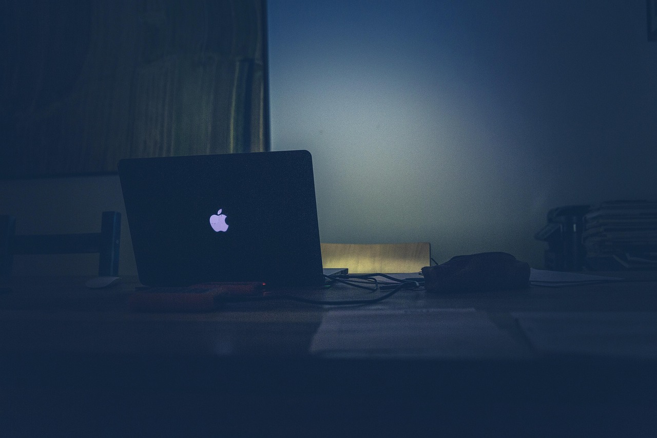 Laptop op een bureau met een softwareinstallatiescherm op het scherm
