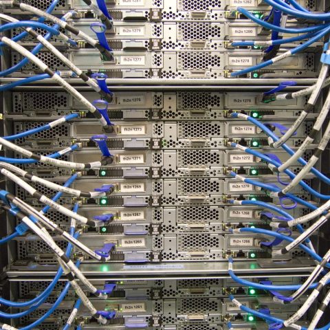 Een ethernetkabel aangesloten op een router op een bureau