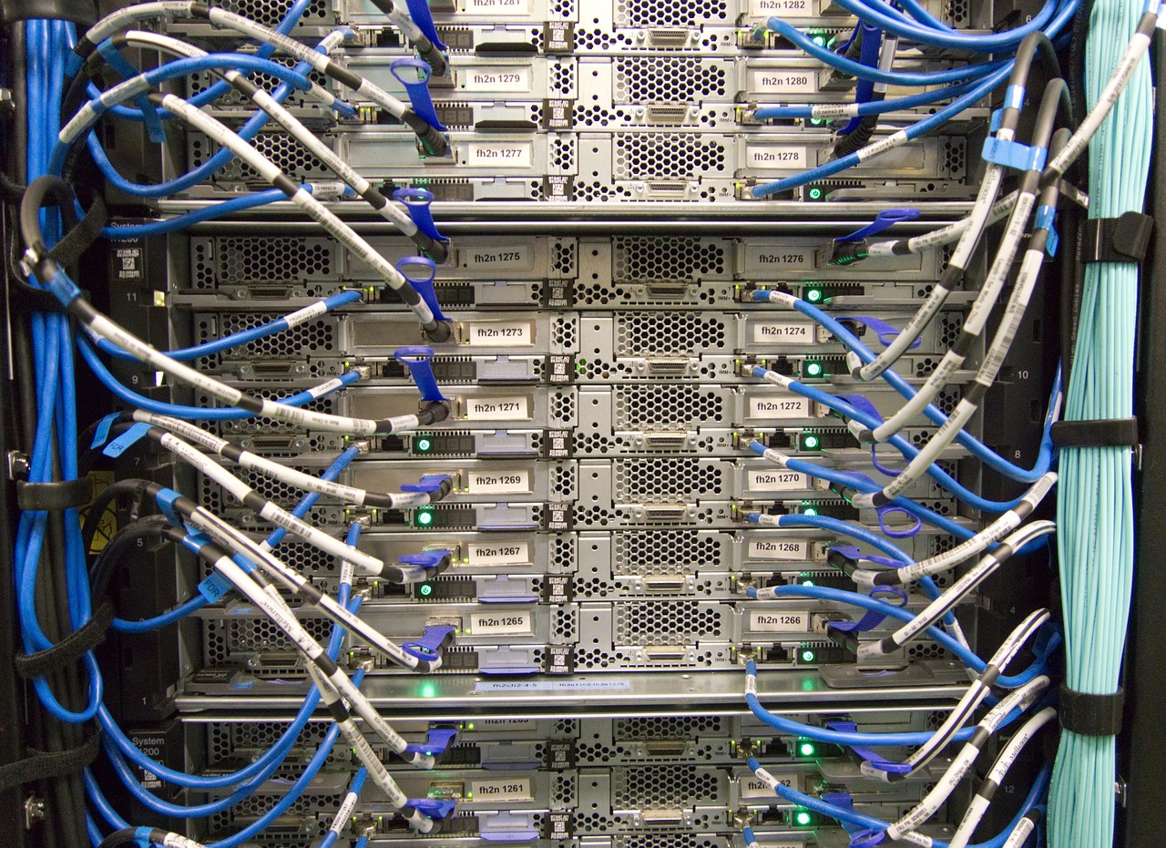 Een ethernetkabel aangesloten op een router op een bureau