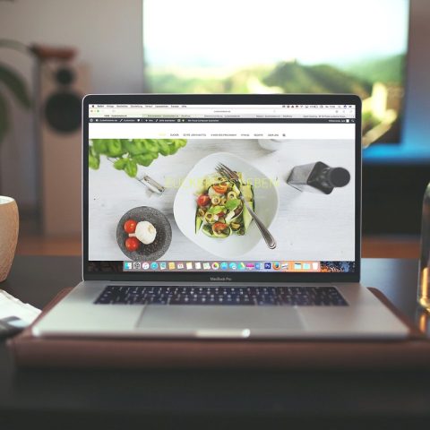 Een Logitech-muis op een bureau naast een toetsenbord