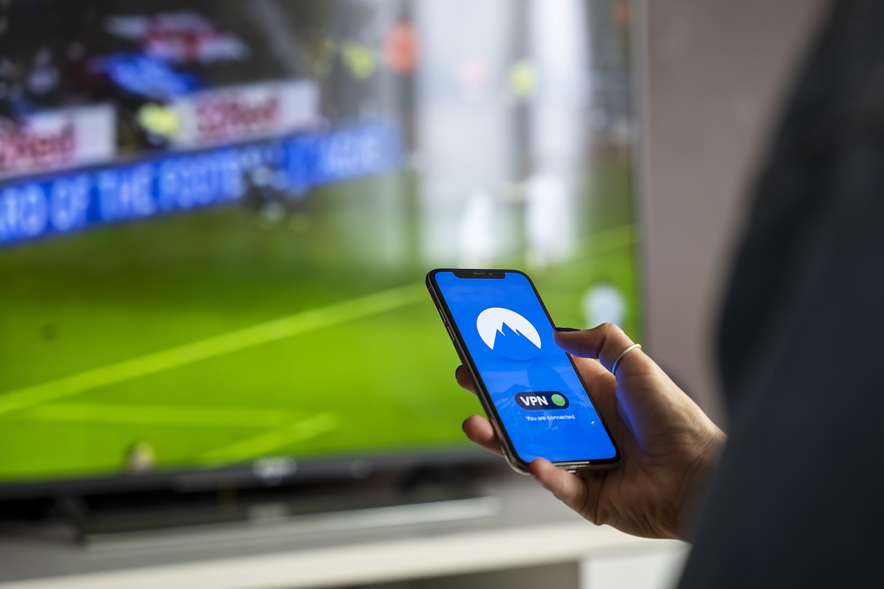 Een smartphone met een VPN-app geopend op het scherm