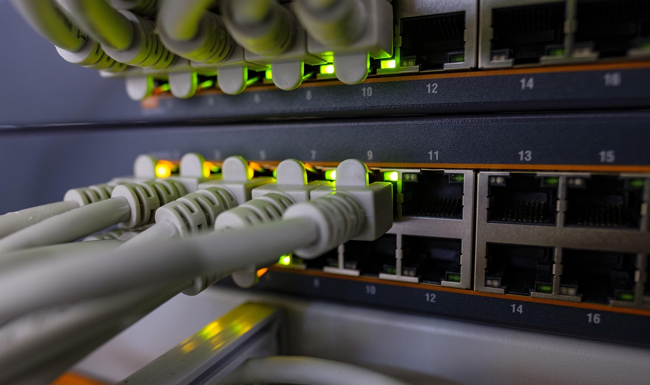 Een netwerkswitch met meerdere ethernet-kabels aangesloten in een thuisnetwerk