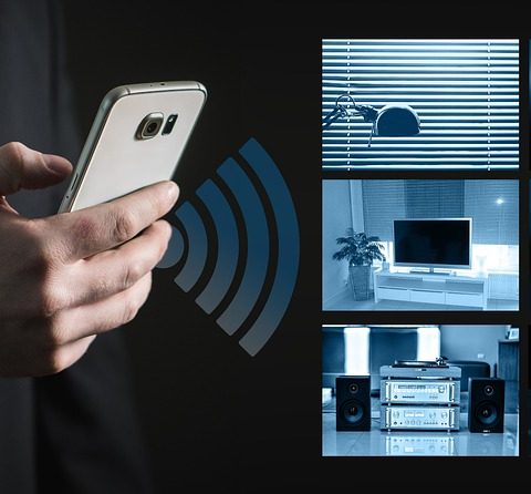 Een witte wifi-router op een plank in een woonkamer