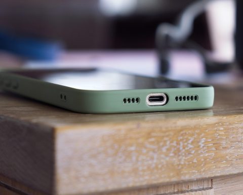 Smartphone verpakkingen naast elkaar met specificaties zichtbaar op de doos