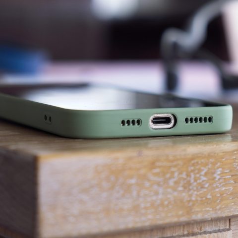 Smartphone verpakkingen naast elkaar met specificaties zichtbaar op de doos