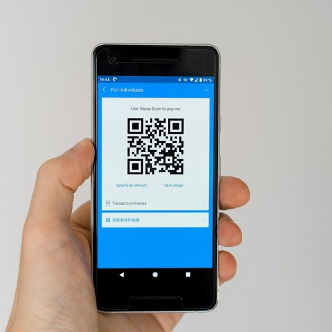 Iemand controleert de beveiligingsinstellingen op een smartphone