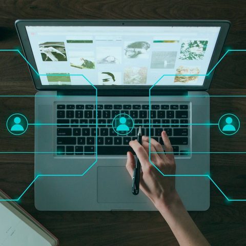 Smartphone die verbinding maakt met een mobiel datanetwerk, symbool voor IP-adressen en internetverkeer