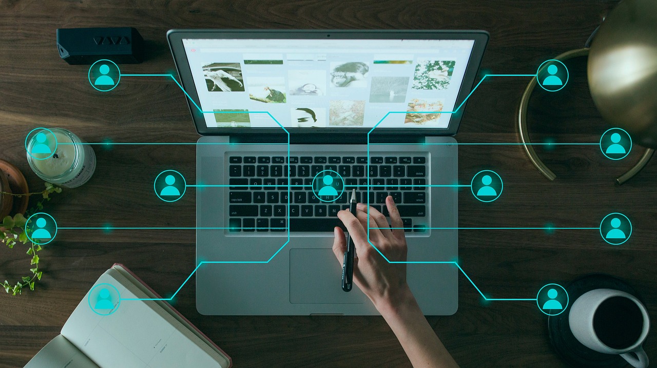 Smartphone die verbinding maakt met een mobiel datanetwerk, symbool voor IP-adressen en internetverkeer