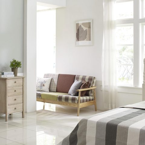 Een moderne wifi-router op een plank in een woonkamer