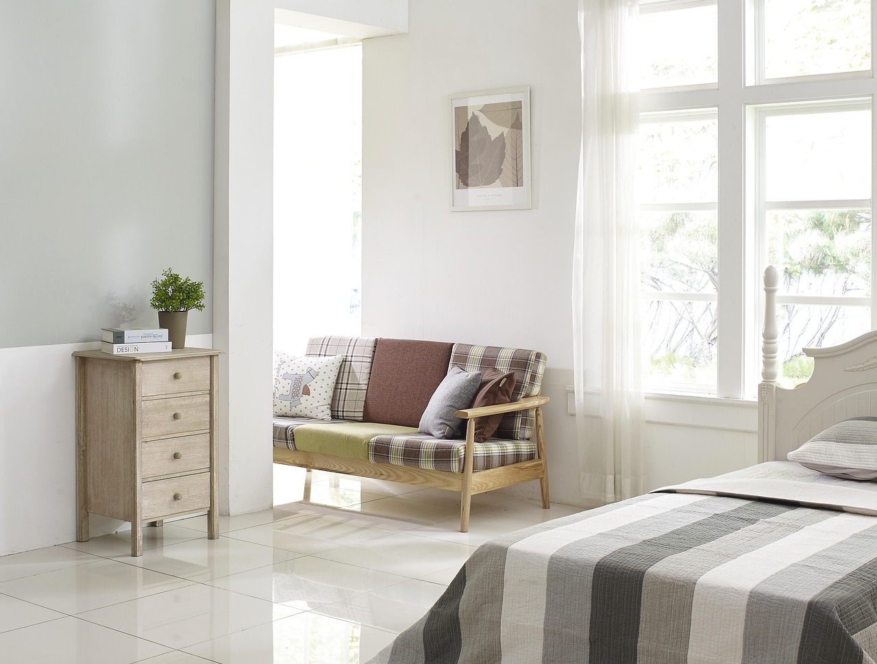 Een moderne wifi-router op een plank in een woonkamer