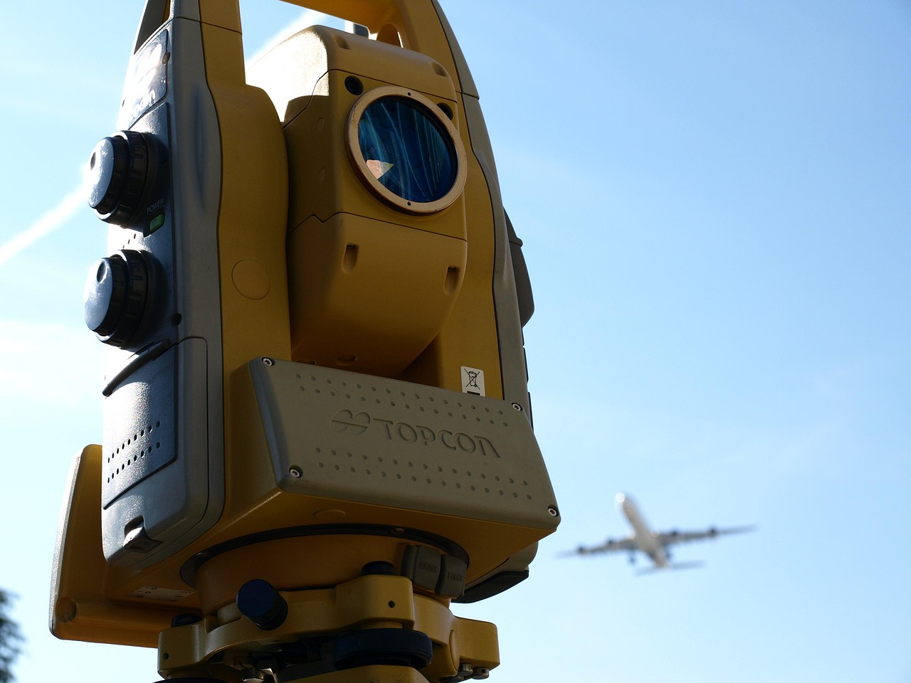 Openbaar USB-oplaadstation op een luchthaven met meerdere aansluitpunten