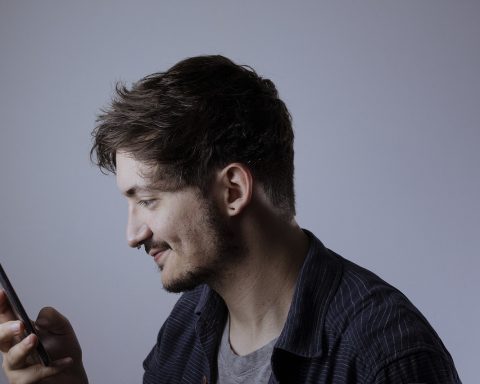 Persoon in thuiskantoor tijdens een videogesprek met goede verlichting