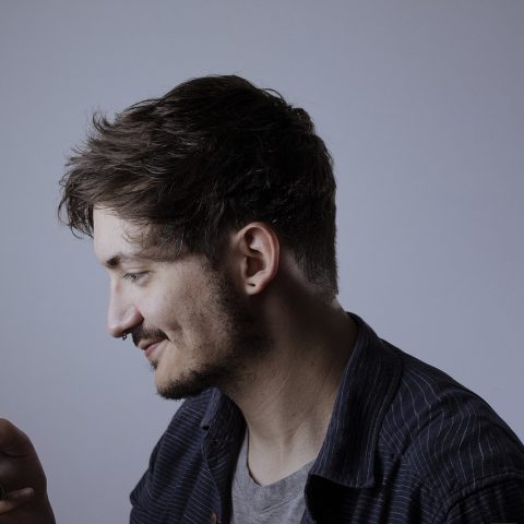 Persoon in thuiskantoor tijdens een videogesprek met goede verlichting