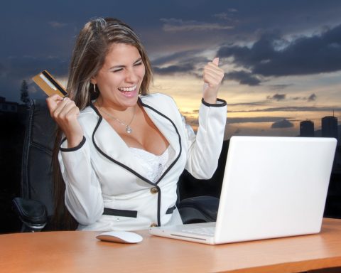 Persoon die online shopt op een laptop met meerdere browsertabbladen open