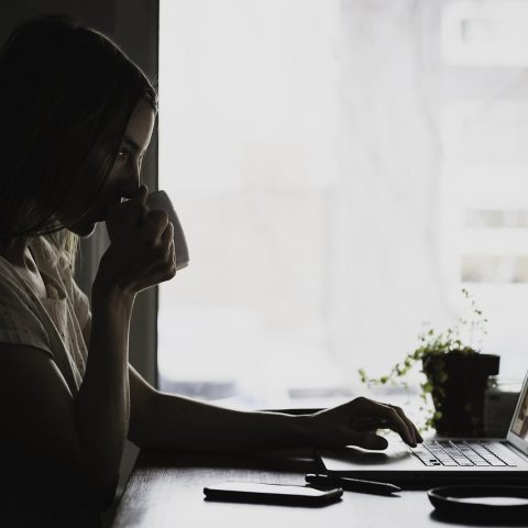 Persoon achter een laptop met een browservenster open, symboliserend digitale privacy en browsertracking