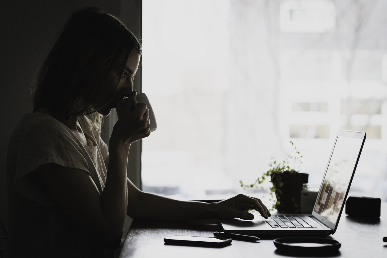 Persoon achter een laptop met een browservenster open, symboliserend digitale privacy en browsertracking