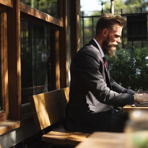 Persoon kijkt bezorgd naar laptop na ontdekking van online fraude