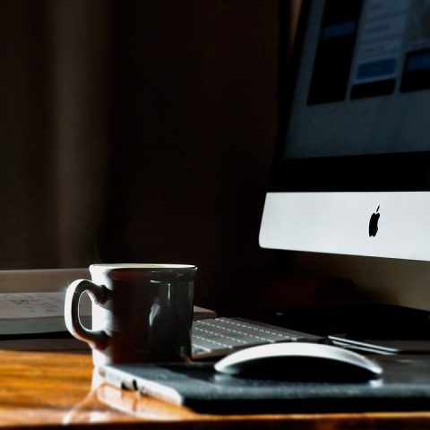 Een moderne router op een bureau thuis, klaar voor het instellen van QoS-instellingen