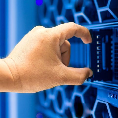 Netwerkkabels aangesloten op een serverrek in een datacenter
