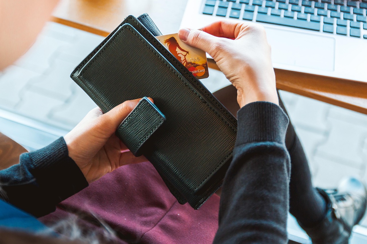 Een persoon die op een laptop een webshop bekijkt met een keurmerklogo zichtbaar op het scherm