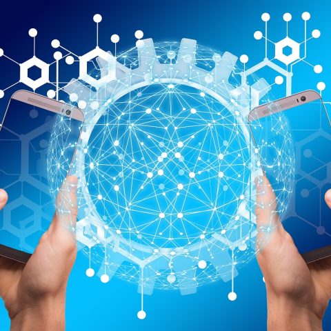 Iemand die beveiligingsinstellingen aanpast op een smartphone