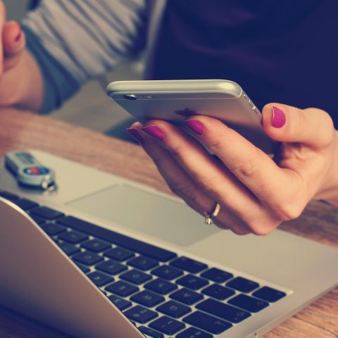 Ondernemer aan bureau met laptop die boekhouding bekijkt