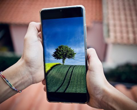 Ouder en kind kijken samen naar een smartphone