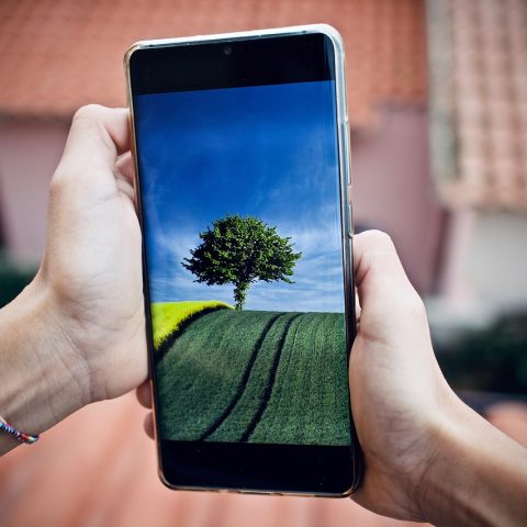 Ouder en kind kijken samen naar een smartphone