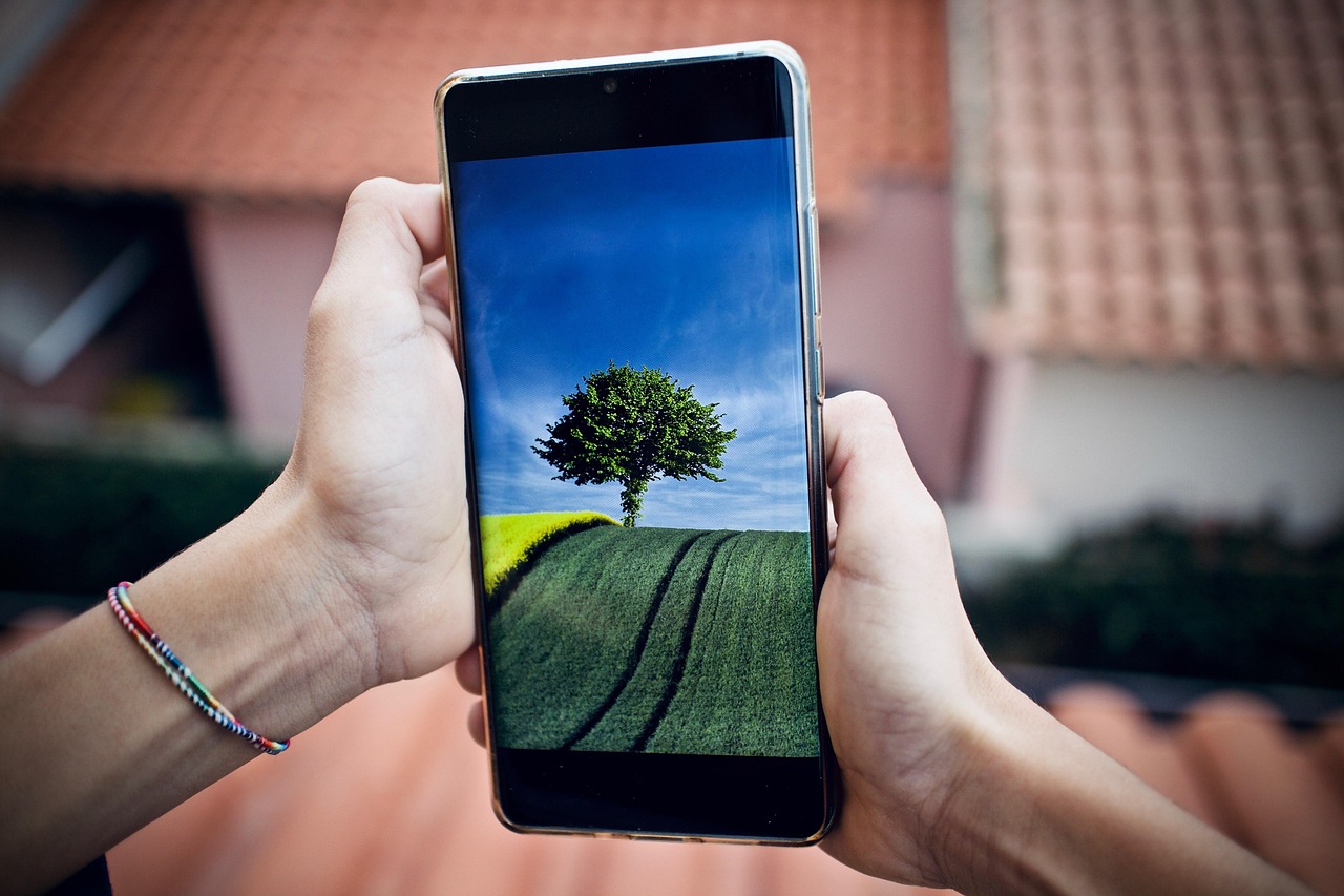 Ouder en kind kijken samen naar een smartphone