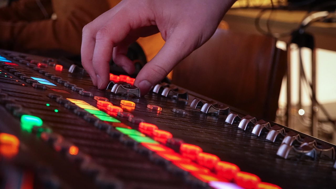 Een thuisstudio opstelling met een audio-interface, microfoon en laptop op een bureau