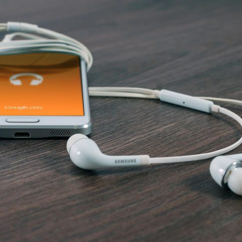 Smartphone die verbinding maakt met draadloze koptelefoon via Bluetooth