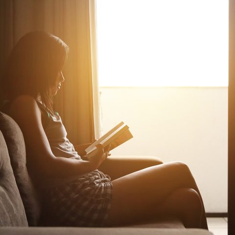 Persoon die privacybeleid leest op een laptop