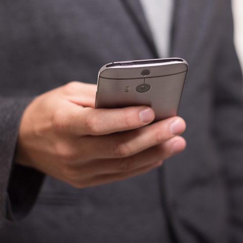 Smartphone met een digitale identiteitsportemonnee-app op het scherm