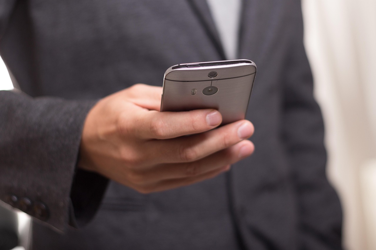 Smartphone met een digitale identiteitsportemonnee-app op het scherm