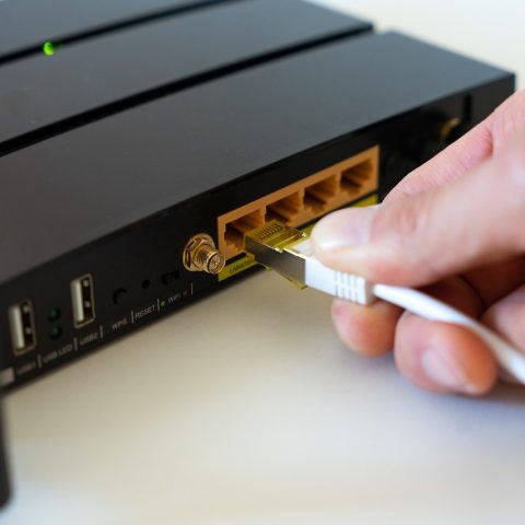 Een moderne router op een bureau thuis met meerdere verbonden apparaten