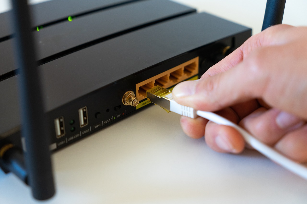 Een moderne router op een bureau thuis met meerdere verbonden apparaten