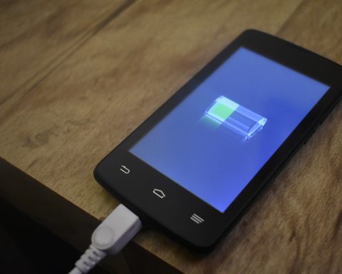 Technicus vervangt de batterij van een smartphone op een reparatietafel