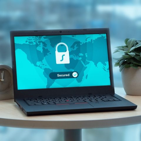 Laptop met VPN-verbinding op een bureau, symbool voor online privacy
